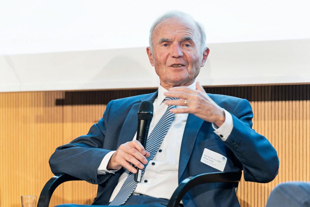 Prof. Dr. Dr. h.c. Otmar Issing spricht im exklusiven Interview über die immense Belastung für Politik und Wirtschaft durch globale Krisen. Er kritisiert die Vernachlässigung des Mittelstands und erklärt, warum verlässliche Rahmenbedingungen jetzt wichtiger sind denn je.