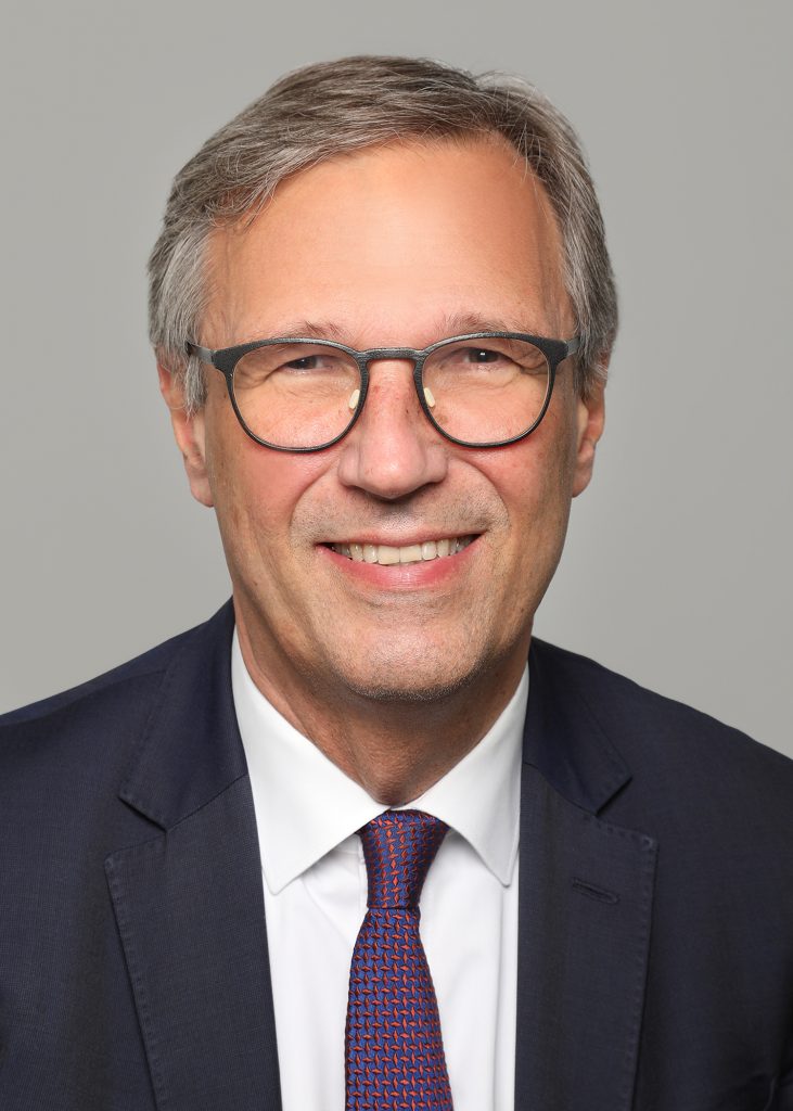 Wirtschaftspolitik ist längst auch Sicherheitspolitik. Im exklusiven Interview erklärt Dr. Stefan Mair, Direktor der Stiftung Wissenschaft und Politik (SWP), warum Deutschland und Europa ihre wirtschaftspolitischen Prioritäten neu ausrichten müssen, wie sich geopolitische Abhängigkeiten verringern lassen und wo er die größten Chancen für den Wirtschaftsstandort sieht.